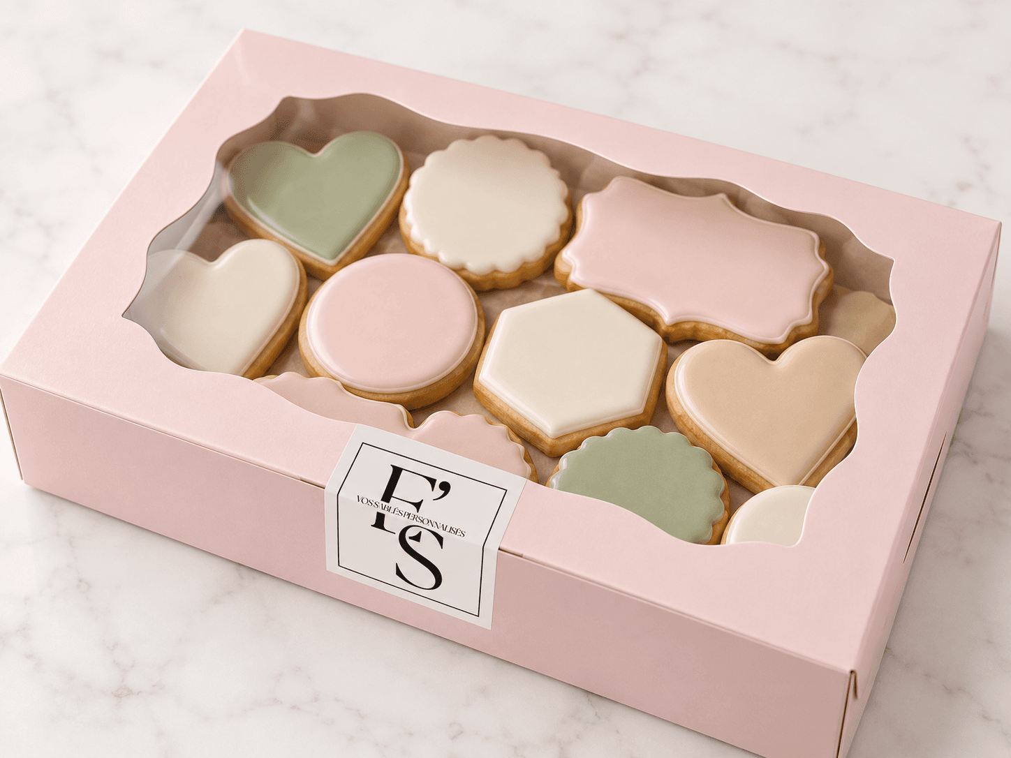 Coffret rose à fenêtre garni de sablés glacés